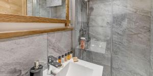 シャンパニー・アン・ヴァノワーズにあるChalet L'etoile D'argent - Chalets pour 6 Personnes MAE-0361の洗面台とシャワー付きのバスルーム