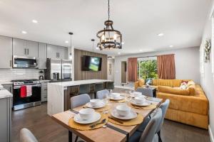 Dapur atau dapur kecil di Luxurious National Harbour home