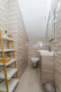 ヴルボスカにあるApartments Peaceの洗面台とトイレ付きのバスルーム