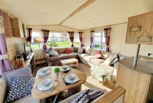 Posezení v ubytování 15 Kestrel Close Hot Tub Retreat