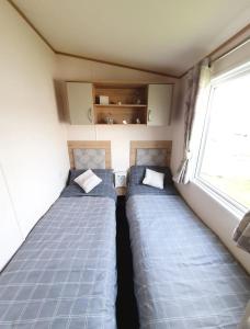 Postel nebo postele na pokoji v ubytování 15 Kestrel Close Hot Tub Retreat + 11 fotografií