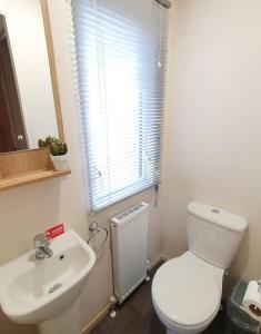 Koupelna v ubytování 15 Kestrel Close Hot Tub Retreat