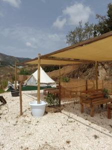 pawilon ze stołem piknikowym i namiotem w obiekcie Glamping Finca el Olivo w mieście Mijas