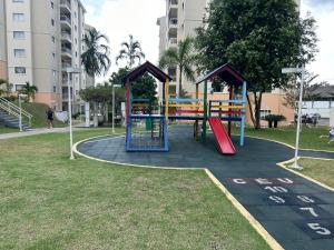 einen Spielplatz in einem Park mit Rutsche in der Unterkunft Smile Parque das Flores in Manaus