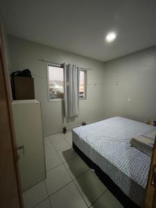 ein Schlafzimmer mit einem Bett und einem Fenster in der Unterkunft Smile Parque das Flores in Manaus + 11 Fotos