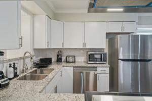 Dapur atau dapur kecil di Amazing 4BR 2BA Winter Home with Pool & Game-Movie Room