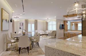 Posezení v ubytování Luxurious 3 bedrooms with Private Sauna and Jacuzzi