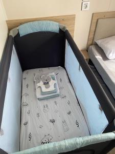 Mobil home 3 chb tout confort, Espace Enfants - Claouey Cap Ferret客房内的一张或多张床位