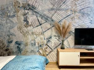 Μια τηλεόραση ή/και κέντρο ψυχαγωγίας στο Blue Apartment close to Old Town +61 φωτογραφίες