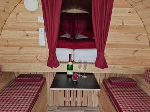 a room with a table and two glasses of wine at Schlaffass Holzfass im Banjapark Rees ohne Banja Sauna in Rees