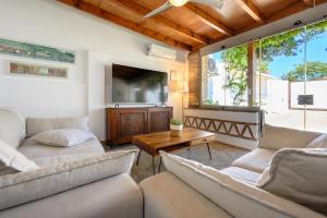 a living room with two couches and a table at Chalet en Puerto Marina in Benalmádena