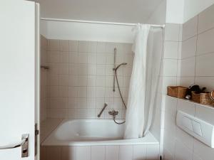 Koupelna v ubytování Ferienwohnung Ammersee + 4 fotografie