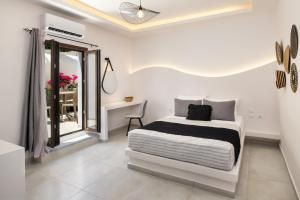 Santorinn Suites Fira客房内的一张或多张床位