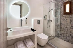 费拉Santorinn Suites Fira的带水槽、马桶和淋浴的浴室