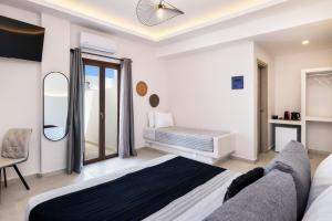 Santorinn Suites Fira客房内的一张或多张床位