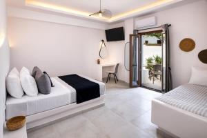 Santorinn Suites Fira客房内的一张或多张床位