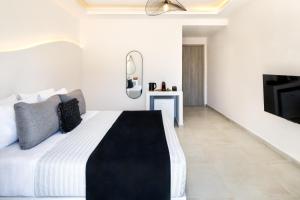 Santorinn Suites Fira的电视和/或娱乐中心