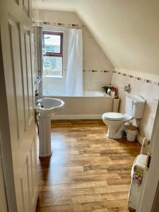 Koupelna v ubytování Elegant Townhouse steps from historic Birr Castle + 37 fotografií