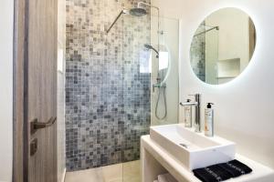 Santorinn Suites Fira的一间浴室