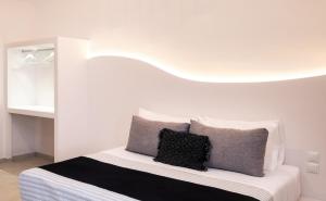Santorinn Suites Fira客房内的一张或多张床位