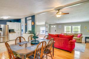Η κουζίνα ή μικρή κουζίνα στο Home Near Dale Hollow Lake Deck and Fire Pit