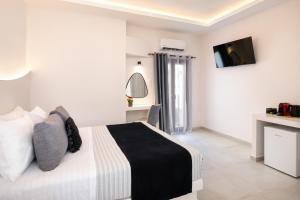 Santorinn Suites Fira的电视和/或娱乐中心
