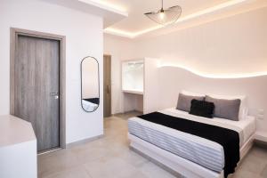 Santorinn Suites Fira客房内的一张或多张床位