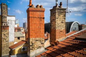 grupa ceglanych kominów na dachach w obiekcie Lyon Premium - Nid de l'Opéra w mieście Lyon +3 zdjęcia