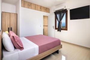 Santorinn Suites Fira客房内的一张或多张床位