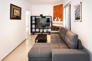 Santorinn Suites Fira的电视和/或娱乐中心