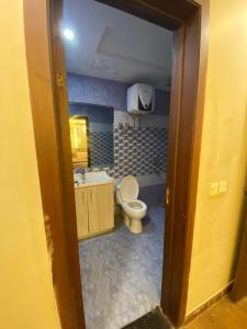 a bathroom with a toilet and a sink at HOME DEALS appartment in Darwāla