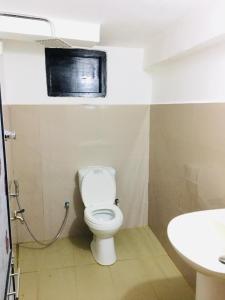 a bathroom with a toilet and a sink at Bracedale Estate in Kegalle