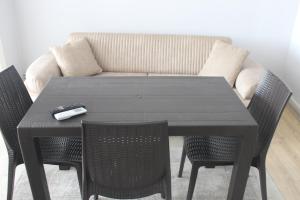 une table noire avec des chaises et un canapé dans l'établissement Sultanahmet Corner Apart, à Istanbul