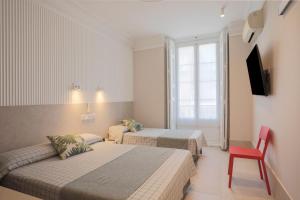 Postel nebo postele na pokoji v ubytování Hostal Castilla II Puerta del Sol