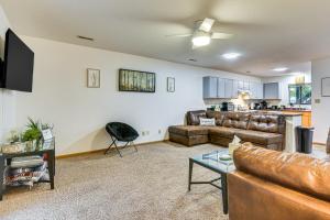 Μια τηλεόραση ή/και κέντρο ψυχαγωγίας στο Family Condo By Mark Twain Lake and Jellystone Park