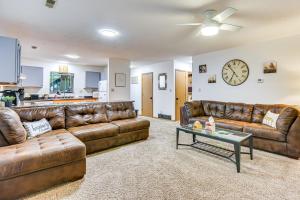 Χώρος καθιστικού στο Family Condo By Mark Twain Lake and Jellystone Park