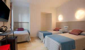 Postel nebo postele na pokoji v ubytování Hostal Castilla II Puerta del Sol