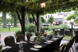 stół w ogrodzie w obiekcie Willa Impresja Hotel i Restauracja w mieście Pabianice