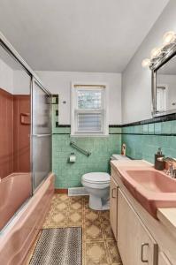 チークトワーガにあるNiagara Falls, Highmark, Buffalo Vacation Houseのバスルーム(ピンクのバスタブ、トイレ、シンク付) +40枚の写真