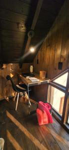 a desk in a room with a chair and a table at Recanto AlceNegro in Miguel Pereira