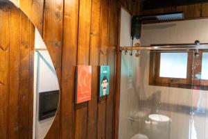a bathroom with a sign on a wooden wall at Recanto AlceNegro in Miguel Pereira +37 photos