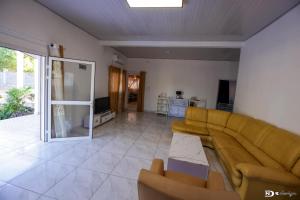 マジュンガにあるVilla Mahasoa spacieuse à Belinta Amborovyのソファとテレビのあるリビングルーム