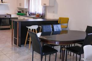 マジュンガにあるVilla Mahasoa spacieuse à Belinta Amborovyの部屋にテーブルと椅子のあるキッチン +10枚の写真