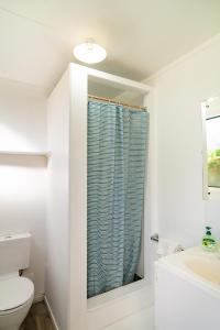 Bilik mandi di Fun Family Bach, close to beach and shops! +19 gambar
