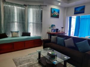 ein Wohnzimmer mit einer Couch und einem Couchtisch in der Unterkunft DB Tower Vacation Rental in Belize City