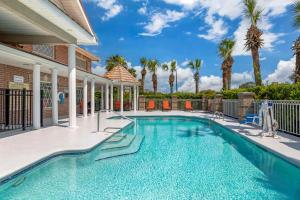 Piscina de la sau aproape de Best Western Plus Kingsland
