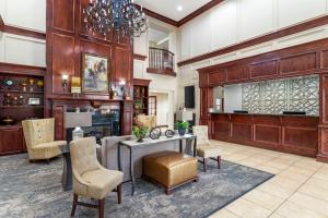vestíbulo con mesa, sillas y lámpara de araña en Best Western Plus Crown Colony Inn & Suites, en Lufkin