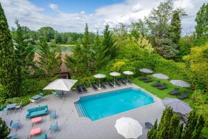 Bazén v ubytování Best Western Bridge Hotel Lyon East nebo v jeho okolí