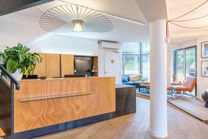 TV a/nebo společenská místnost v ubytování Best Western Bridge Hotel Lyon East