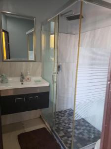 Ein Badezimmer in der Unterkunft DB Tower Vacation Rental